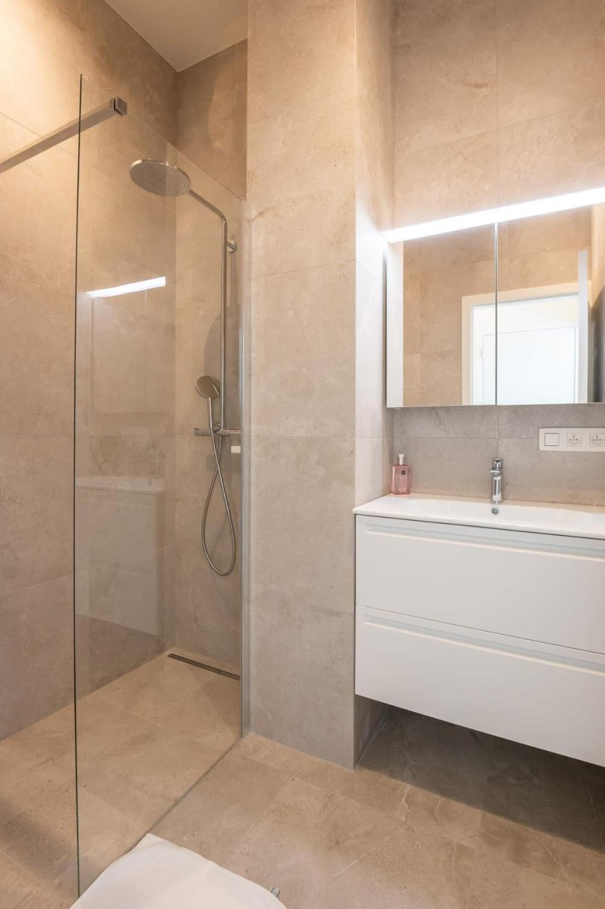 Beautiful Renovated Apartment In An Authentic Building 奥斯滕德 外观 照片